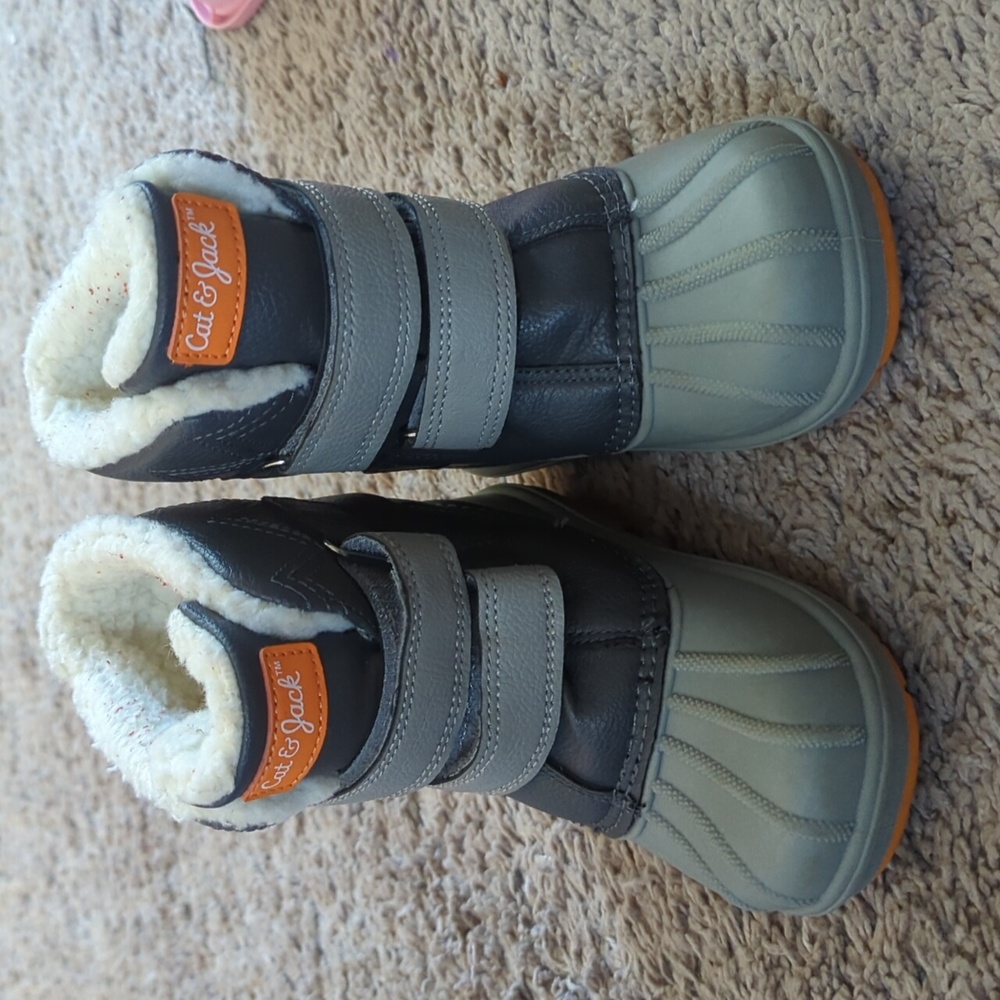 Grey, orange and white boys/girls winter/snow boots. Cat and Jack. 🩵🧡🤍
